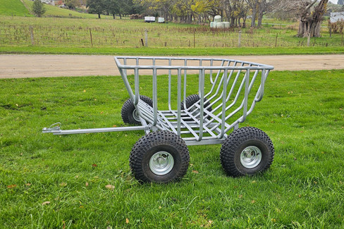 Cradle feeder on wheels