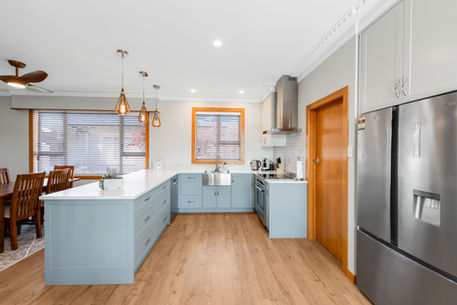 Modern open plan kitchen by RDB