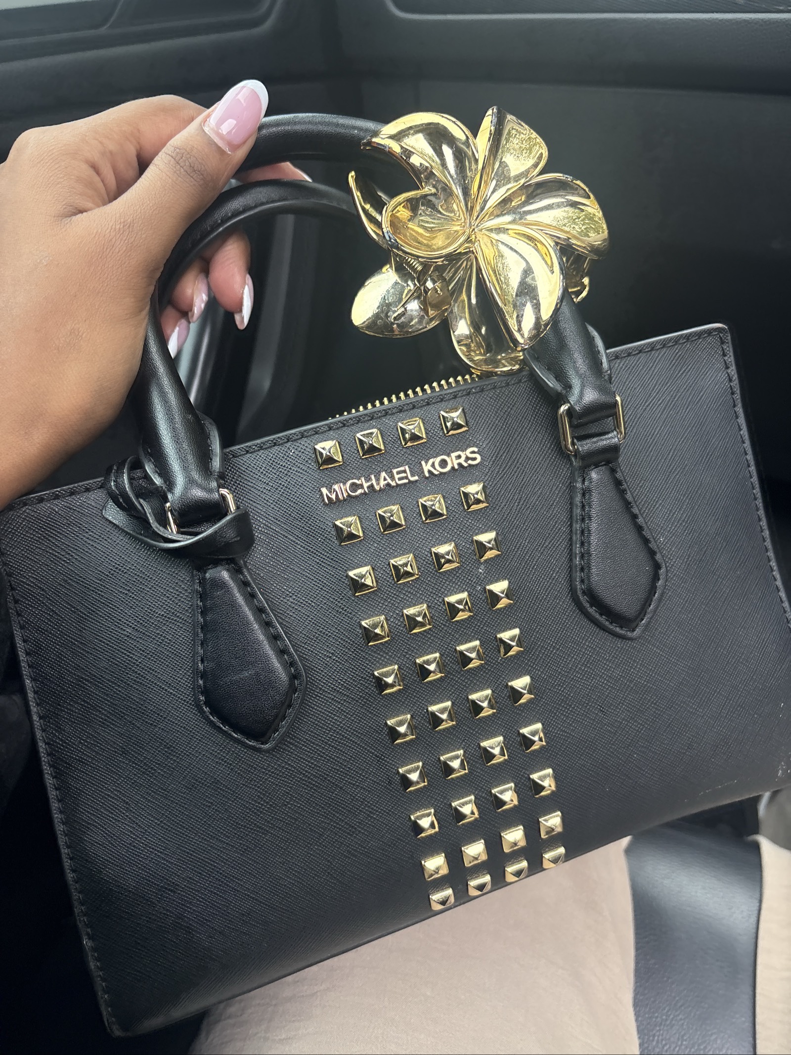 Sac à main Michael Kors noir avec clous dorés