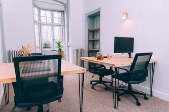 Manoir du Baz - Espace de bureaux privés et partagés - Bureau _Pantone_ bleu - 2.jpeg