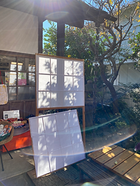 昭和のくらし博物館の冬の障子張りの様子