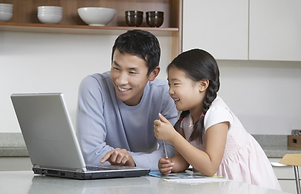 PCを見る男性と女性
