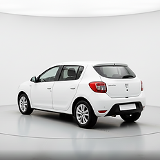 Arrière d'une voiture blanche Dacia Sandero dans un studio avec un fond blanc.
