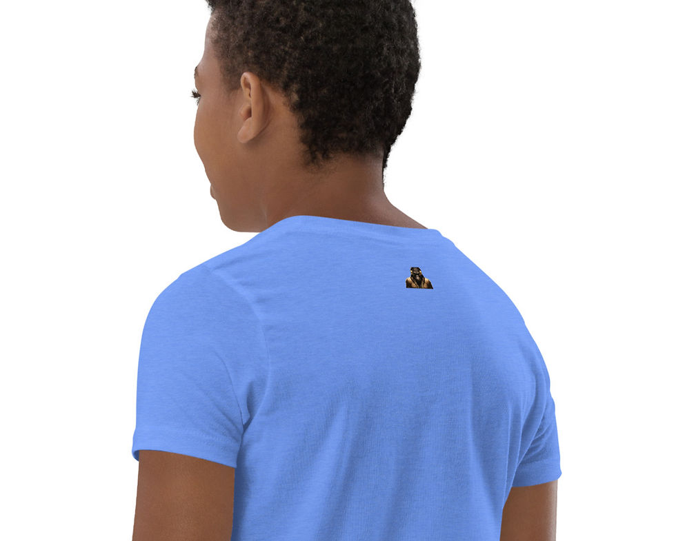Miniatura: Young person wearing light blue t-shirt with a small logo on back.