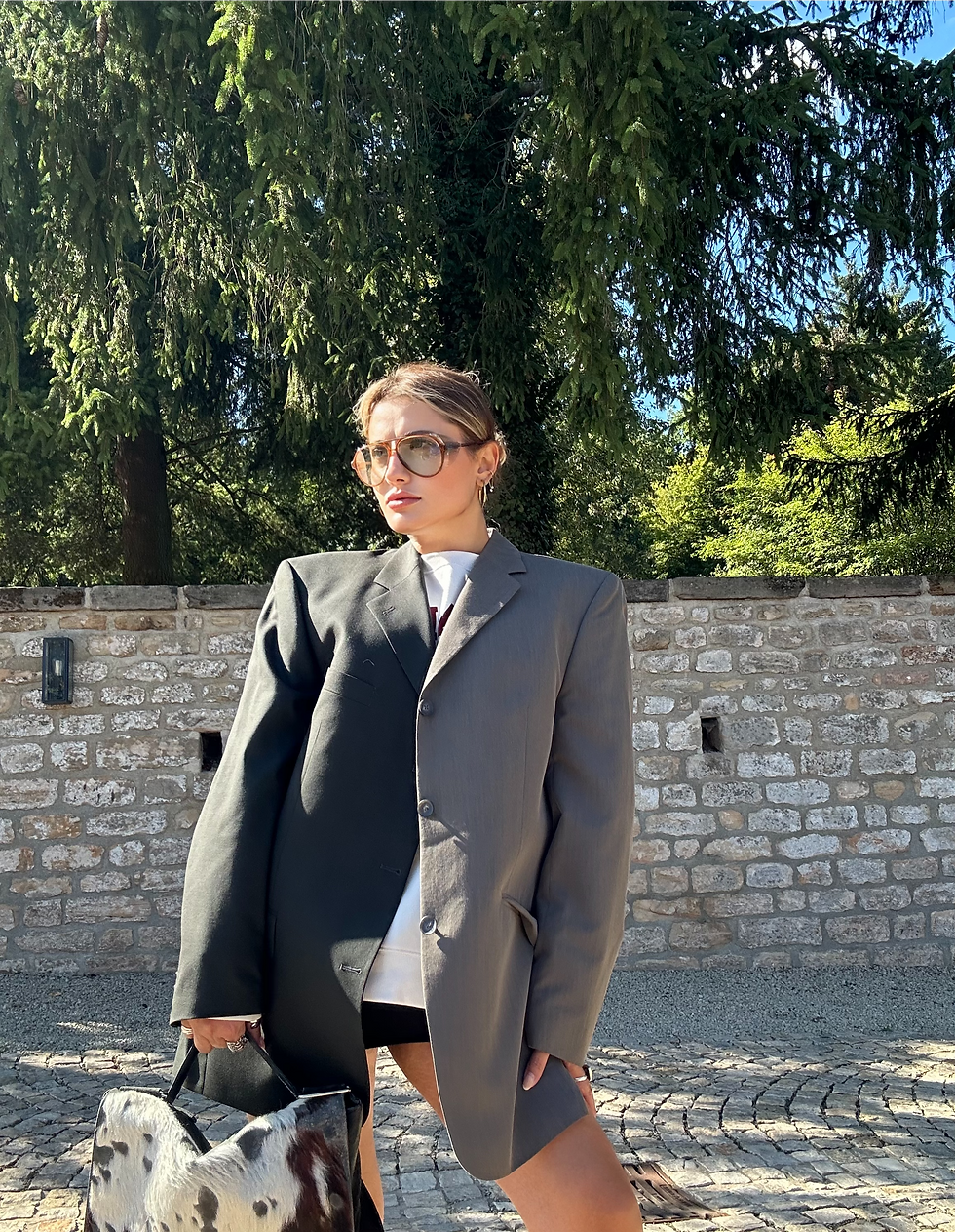 Miniaturbild: Stunning cappuccino and black contrasted blazer