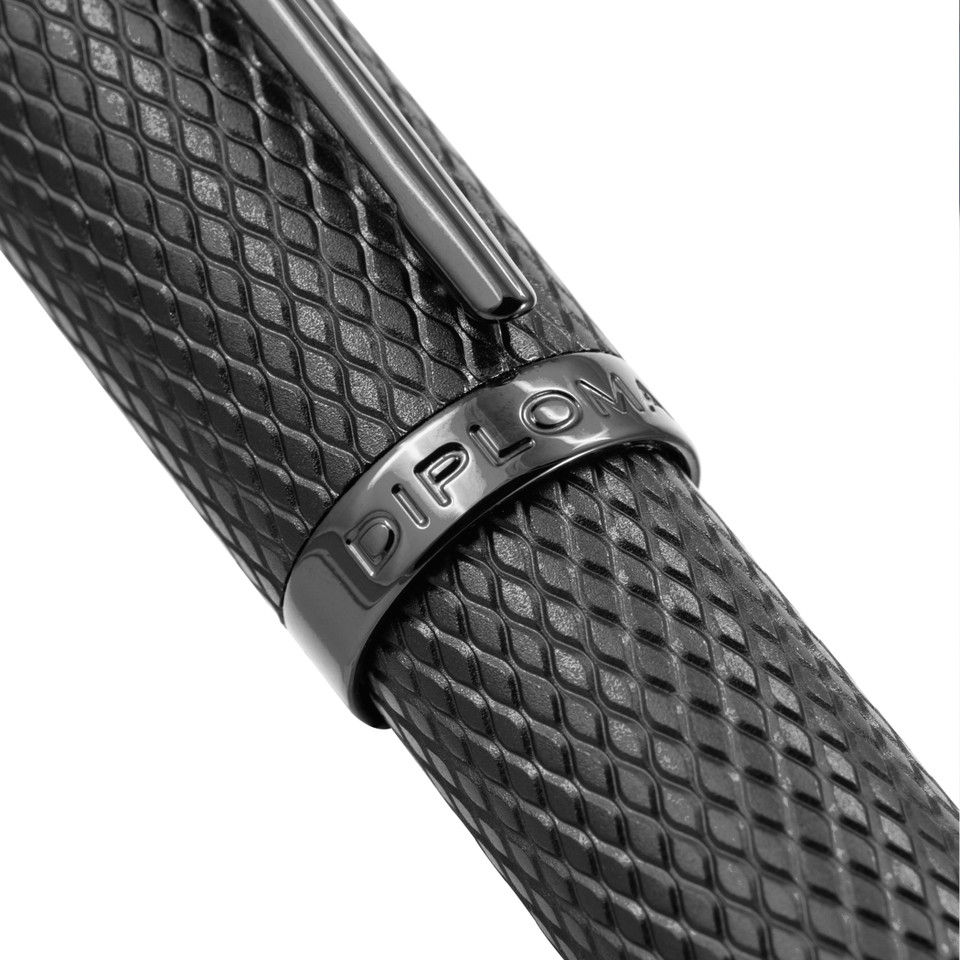 Thumbnail: The lightweight aluminum profile of the Diplomat Viper fountain pen