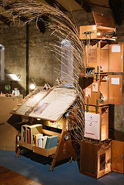 גמל טרויאני, מיצב שהוא חדר פלאות המתבסס על לוגו 'הגמל המעופף' של יריד המזרח התל אביבי משנות ה-30 של המאה ה-20. מתוך 'גמלים פורחים באוויר', שבוע העיצוב ירושלים 2019, מזרח