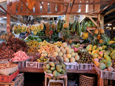 Marktstand mit exotischen Früchten