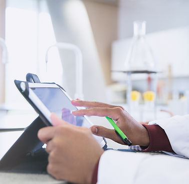 Wissenschaftler am Tablet