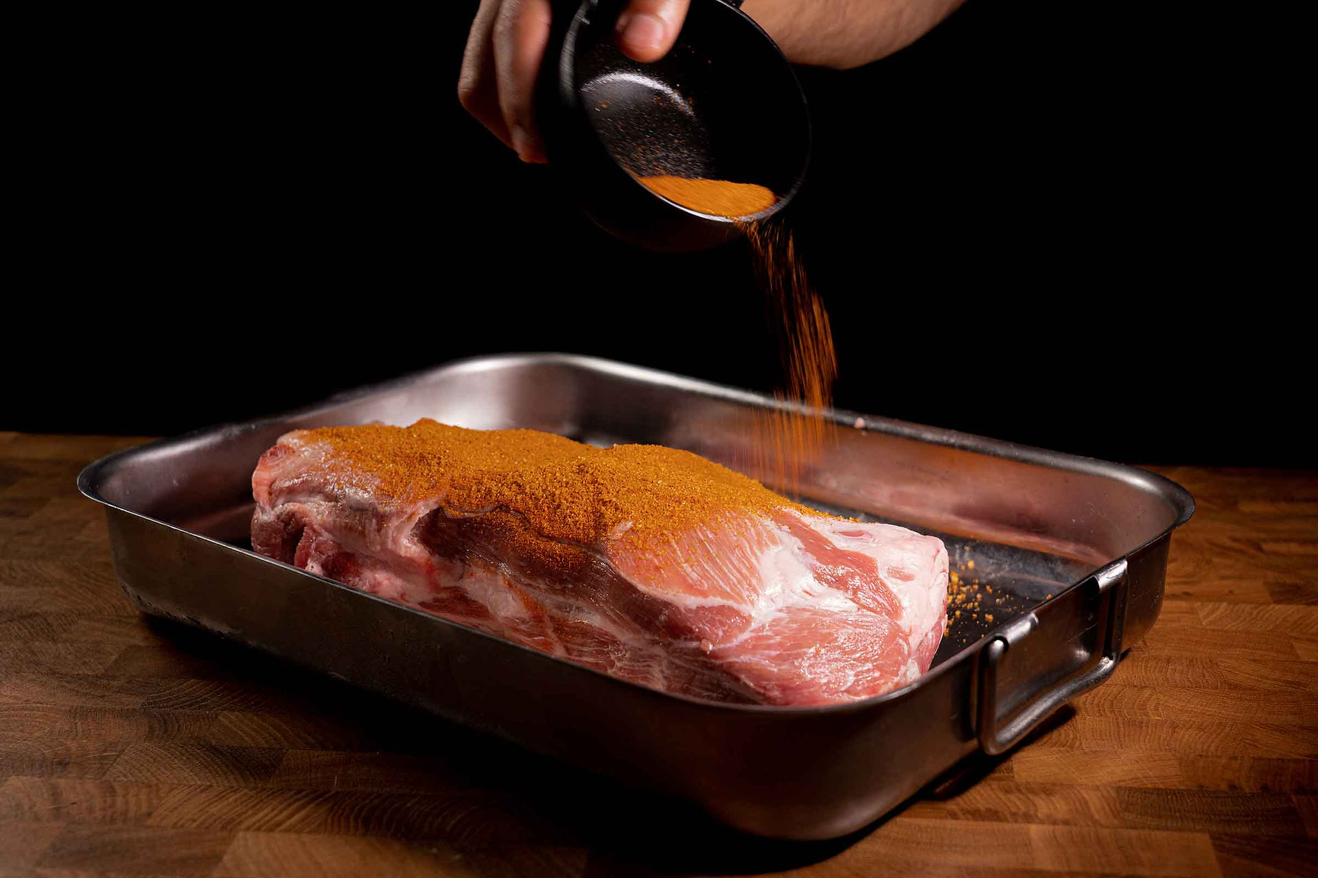 Schweinekamm mit Gewürzen in einer Schale