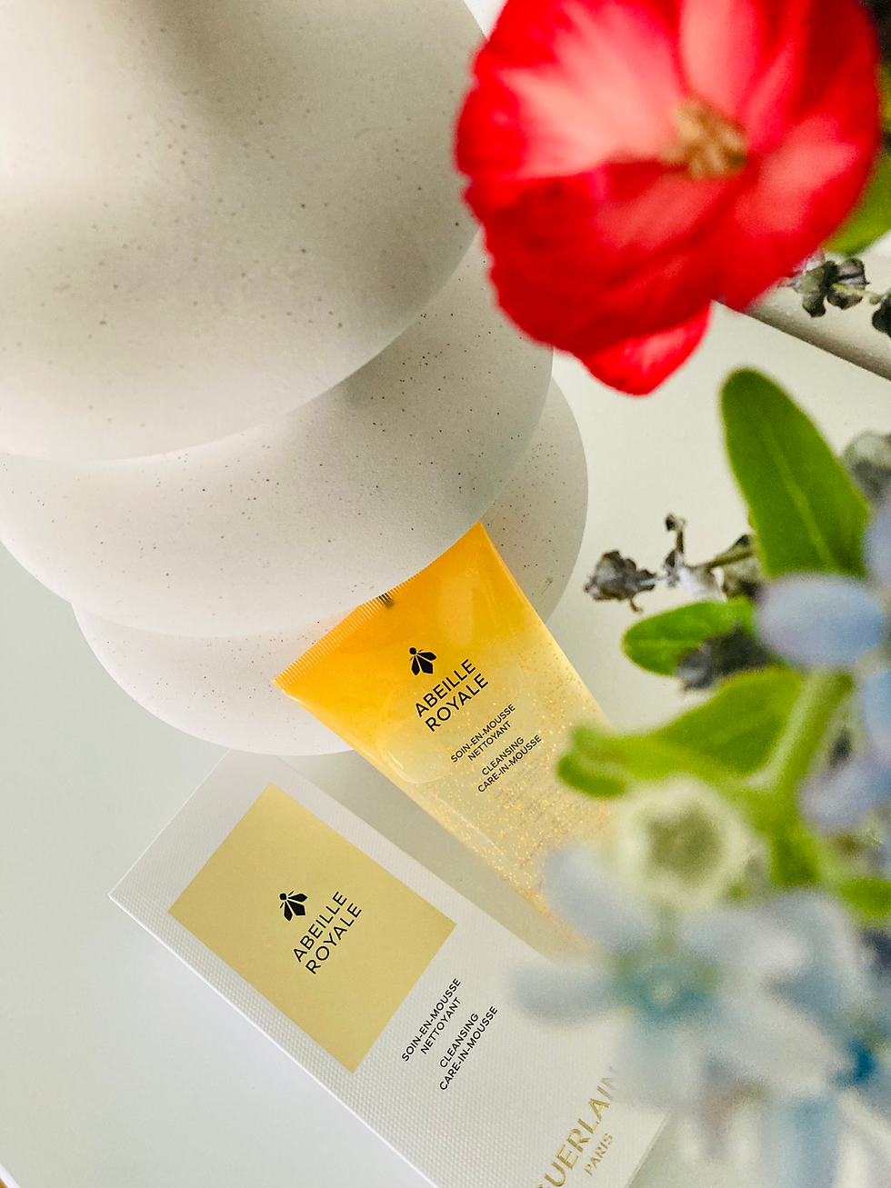 Photo : ANGIE. Tous droits réservés. Le Soin-en-Mousse Nettoyant collection Abeille Royale de Guerlain.