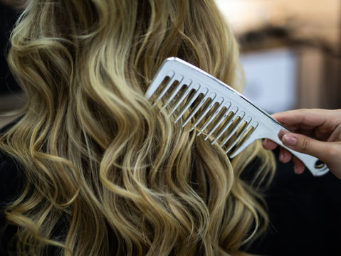 Le buttercream blonde, le nouveau balayage à la mode qui illumine les cheveux châtains clairs
