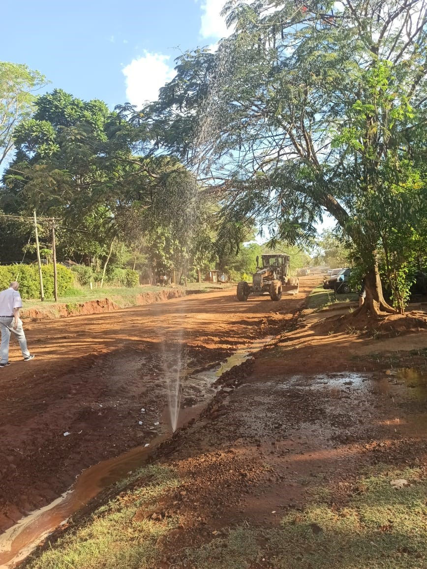 A gritos y pedradas, vecinos echaron a empleados municipales por dejar sin agua a toda una chacra