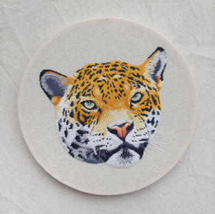 Jaguar bordado a mano con la tecnica de pintar con hilos