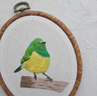 Ave bordada a mano con la técnica de pintar con hilos