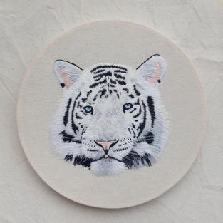 Tigre blanco bordado a mano con la tecnica pintar con hilo