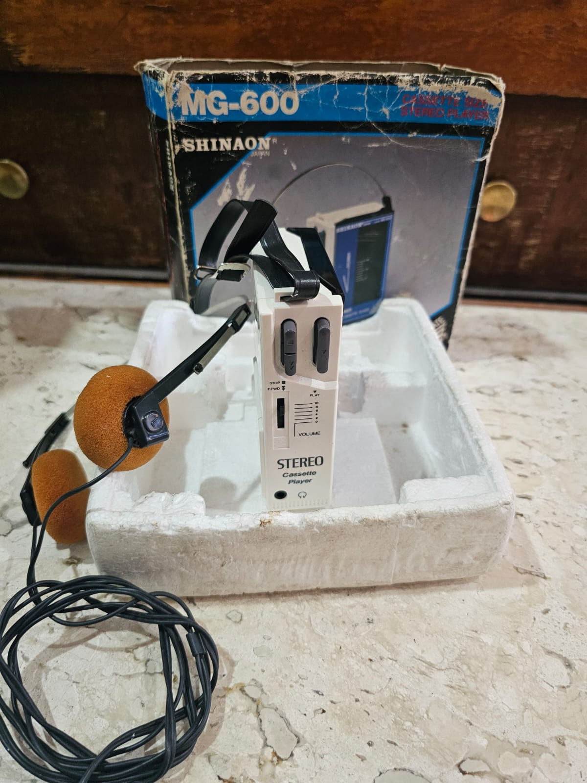 Walkman vintage dos anos 80, em excelente estado, com design clássico e cores vibrantes. Ideal para colecionadores e amantes de música, este aparelho traz nostalgia e charme, perfeito para reviver a era das fitas cassete