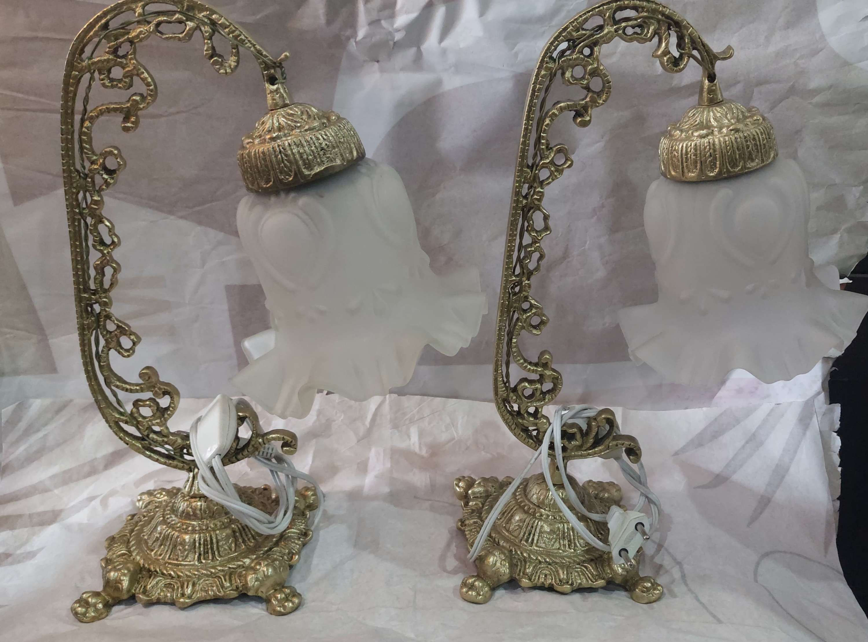 "Abajur de bronze vintage com detalhes intricados, exibido em uma loja de antiquidades, iluminando suavemente o ambiente com um toque clássico e elegante