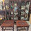 Miniatura: Uma elegante cadeira colonial de madeira escura, com detalhes entalhado perfeita para adicionar um toque de charme vintage a qualquer ambiente. Ideal para colecionadores e amantes de antiguidades