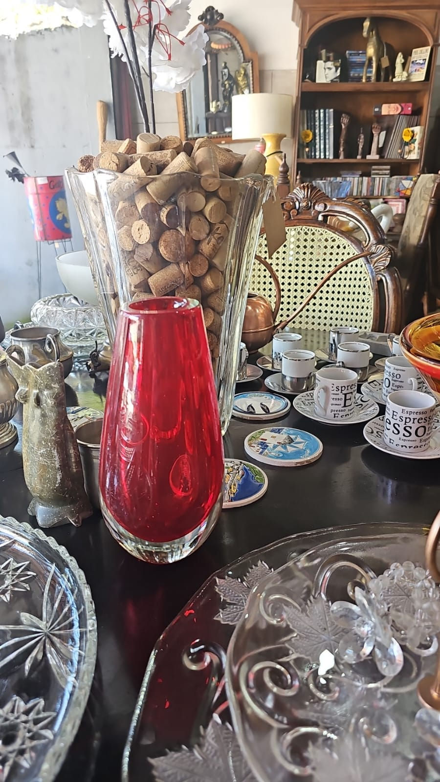 Vaso de vidro de Murano, com design elegante e cores vibrantes. Feito à mão por mestres artesãos, este vaso exibe as tradicionais técnicas de Murano, com detalhes intrincados e acabamento impecável. Uma peça única e sofisticada, perfeita para adicionar um toque de charme e classe a qualquer espaço em sua coleção de antiguidades