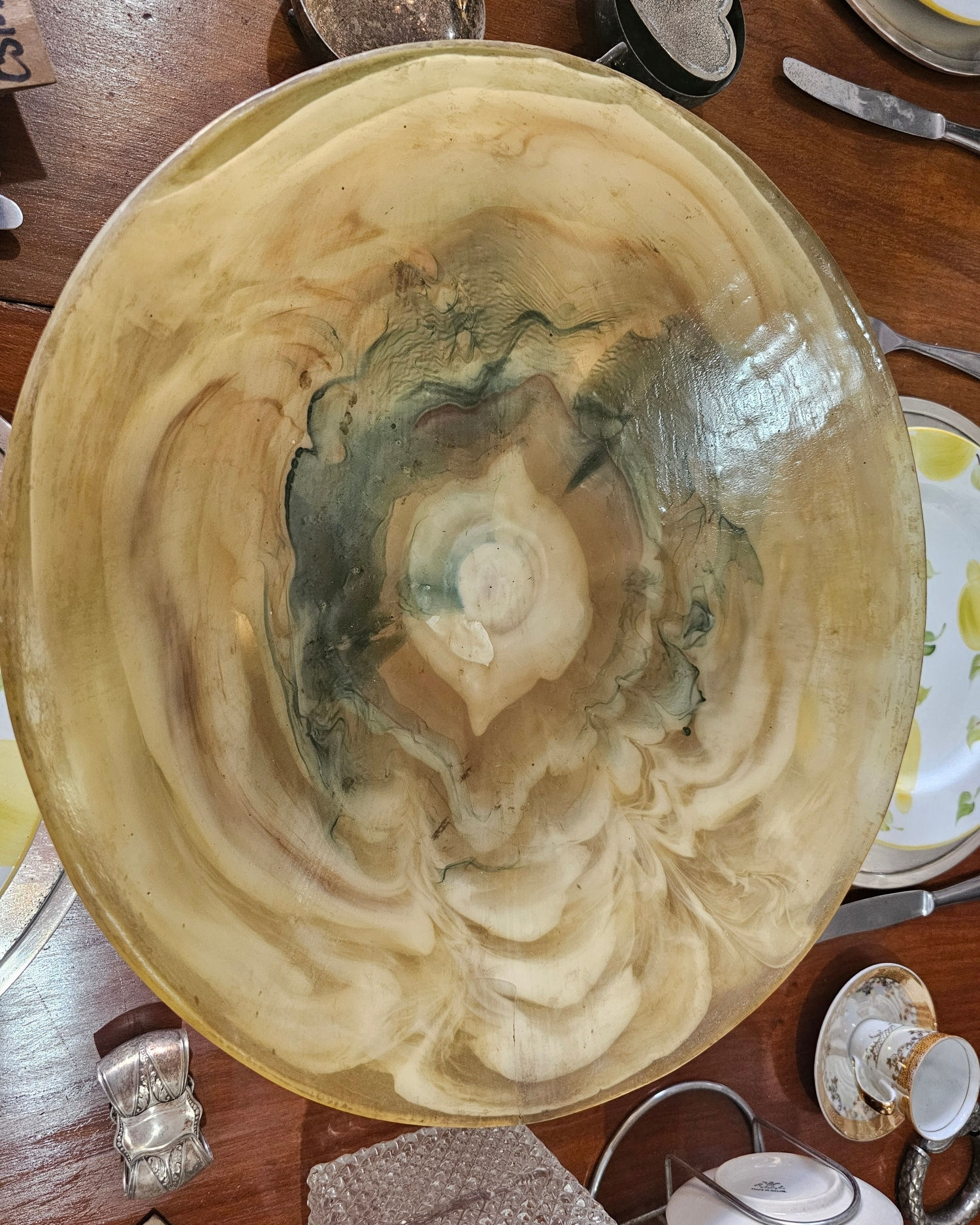 "Fruteira em resina com design clássico e detalhes ornamentais, ideal para adicionar um toque de sofisticação a qualquer ambiente. A peça exibe um acabamento refinado, combinando elegância e funcionalidade. Perfeita para colecionadores e apreciadores de objetos vintage, trazendo charme e estilo para a decoração."