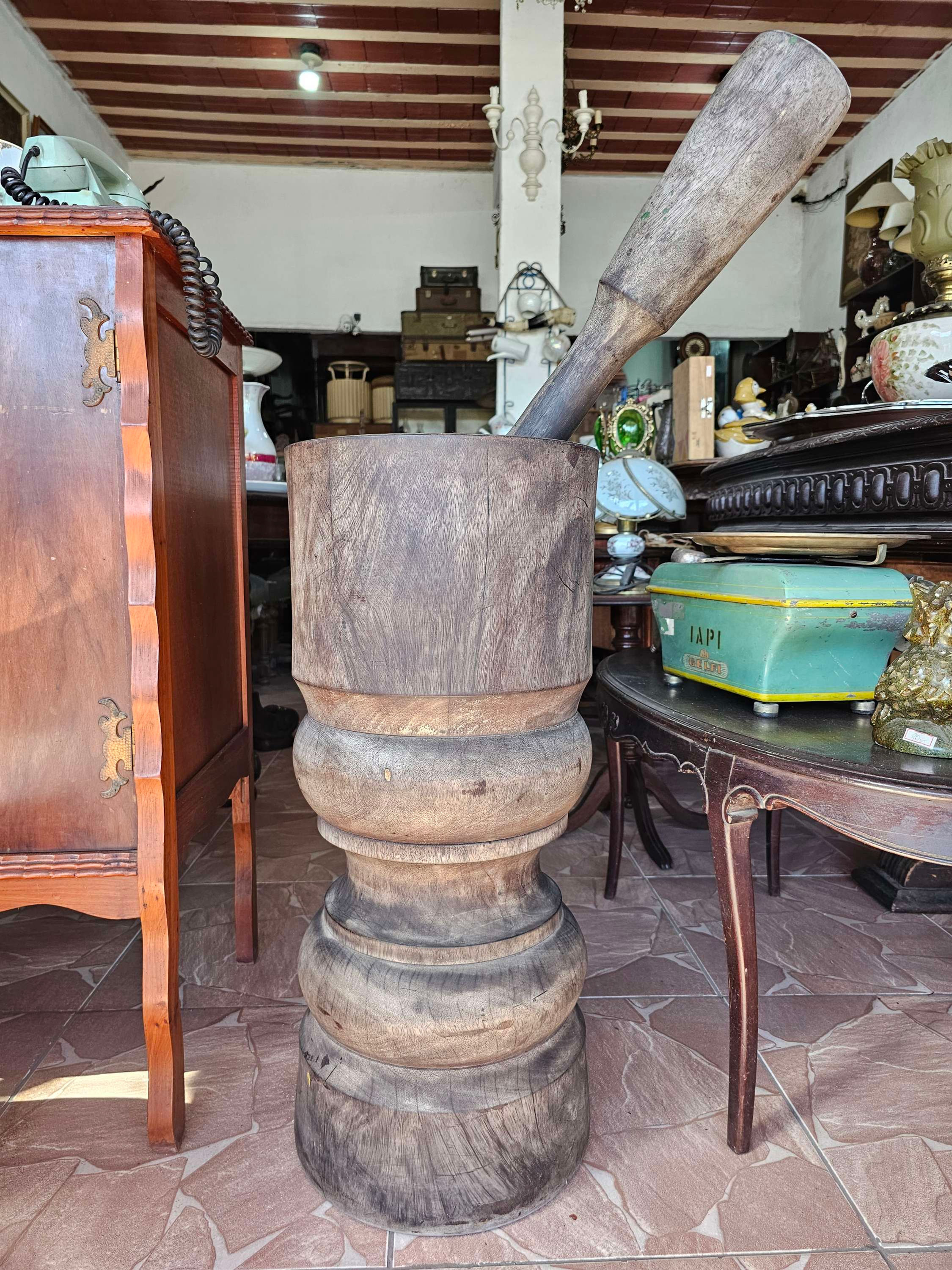 "Pilão de madeira antigo, com design rústico e robusto, ideal para exibição ou uso em contextos históricos. A peça exibe a beleza natural da madeira e a resistência típica dos utensílios tradicionais, oferecendo um toque de autenticidade e charme a qualquer ambiente. Perfeito para colecionadores e apreciadores de antiguidades."