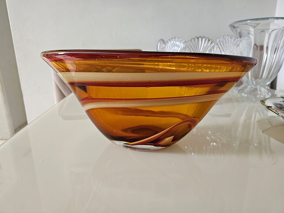 Vaso antigo de Murano, feito de vidro soprado à mão, com detalhes coloridos e design elegante, refletindo a tradição artesanal veneziana