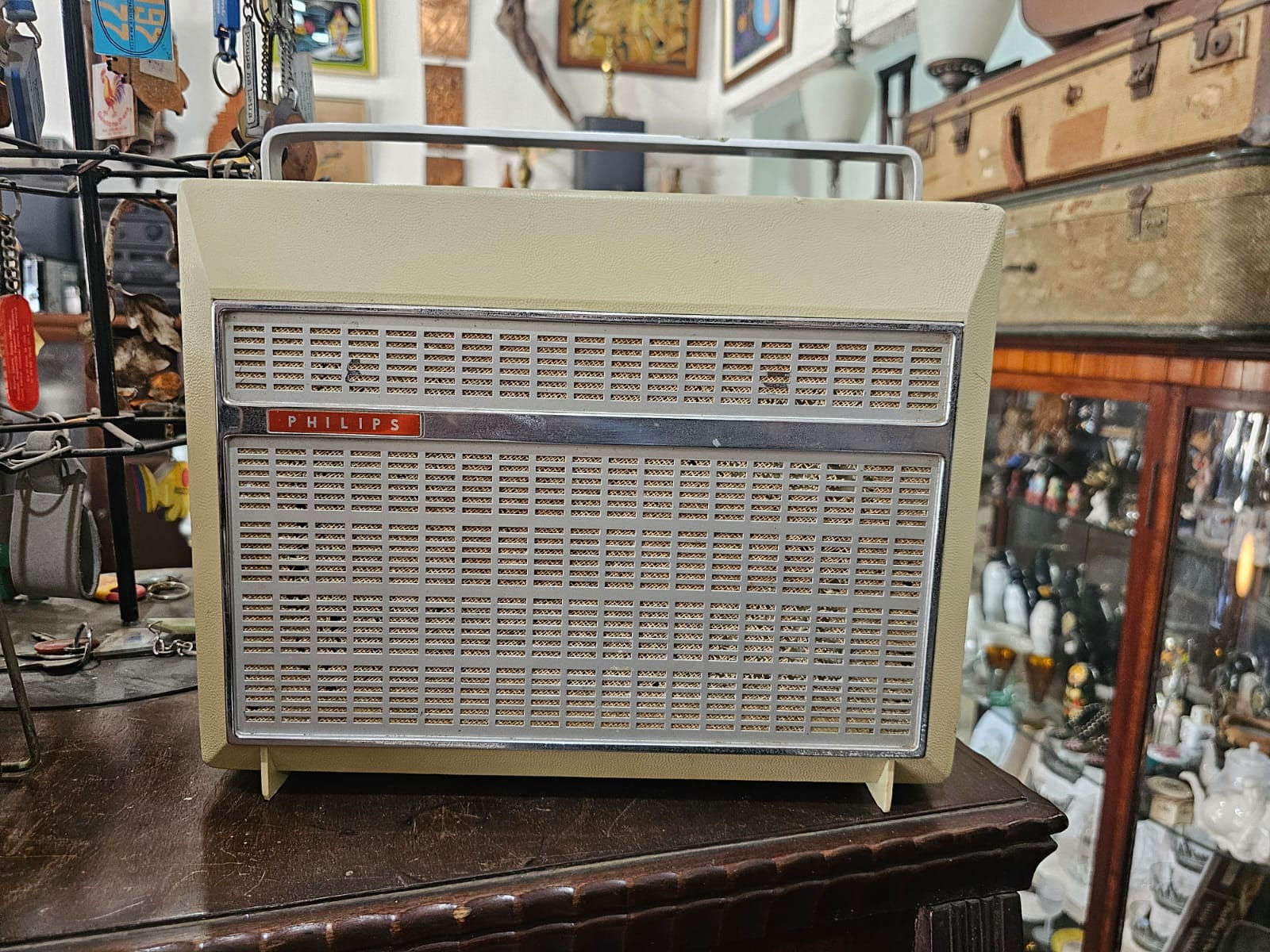 Vitrola vintage da marca Philips, com design clássico, apresentando um toca-discos e botões de controle em destaque, ideal para amantes de música e colecionadores de equipamentos retro.
