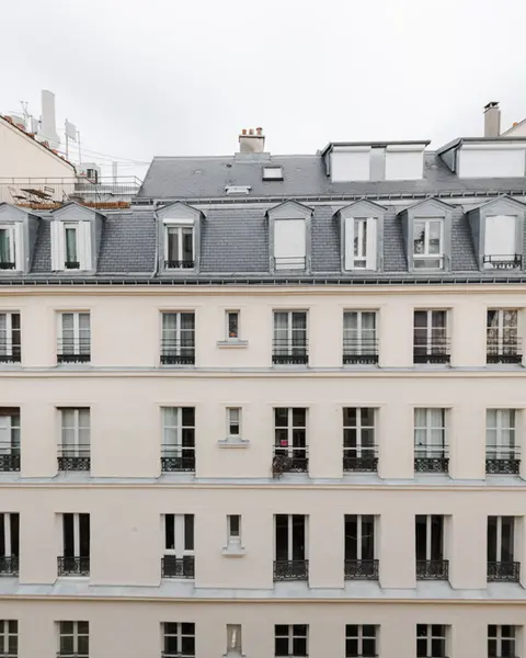 Architecte Versailles vue ensemble immeubles rue Blondel Paris 3ème arrondissement : ravalement façades haussmanniennes, balcons fer forgé, couvertures zinc mansardée - Cabinet Antoine de Gironde 10 rue Fontenay Versailles architecte Paris