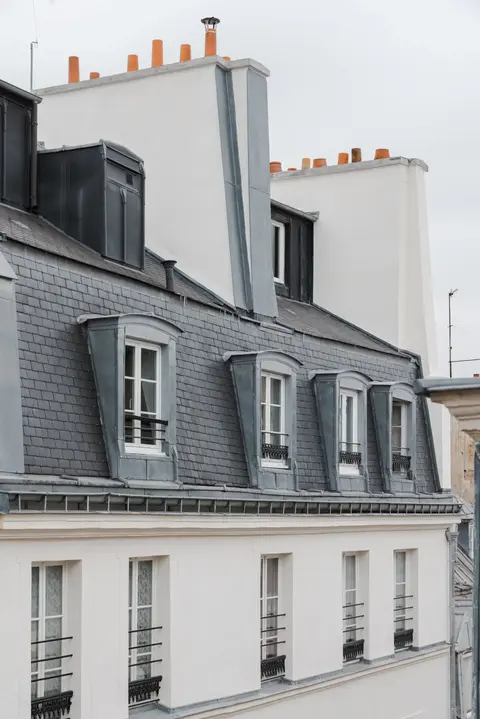 Cabinet architecture Versailles toitures zinc souches cheminées Paris 3ème : couvertures zinc mansard, souches cheminées mitrons terre cuite, lucarnes zinc, zinguerie traditionnelle - Antoine de Gironde 10 rue Fontenay Versailles architecte Paris couvertures rénovation immeubles haussmanniens