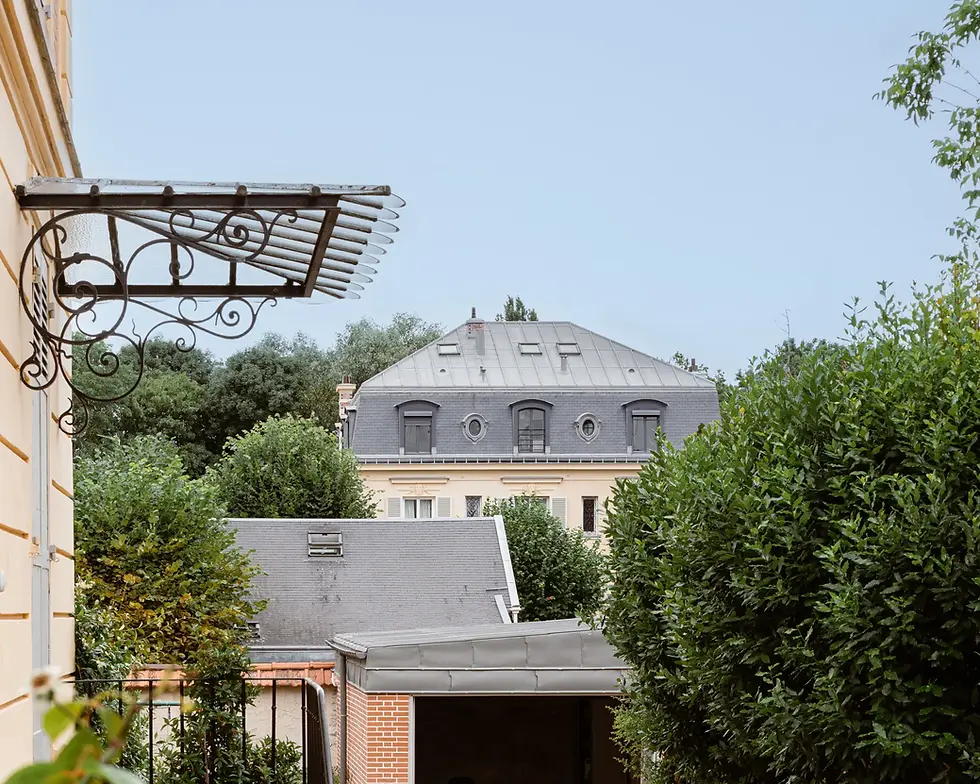 Ravalement de la façade teinte ocre et réfection de la couverture à la mansart en ardoise et en zinc, collaboration avec l’Architecte des Bâtiments de France, badigeon de chaux, peinture minérale, procédé traditionnel, isolation thermique et ventilation intégrées – Atelier d’Architecture Antoine de Gironde, architecte Versailles.