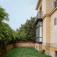 ArchitecteArchitecte Versailles 10 rue Fontenay secteur sauvegardé : ravalement façade maison 1880 rue Mansart quartier Saint-Louis, enduit chaux ocre conforme ABF, réfection couverture mansard ardoise zinc, menuiseries bois double vitrage, garde-corps fer forgé restaurés - Cabinet architecture Antoine de Gironde Versailles expert patrimoine Versailles secteur sauvegardé ravalement complet : façade rue Mansart enduit chaux ocre ABF, couverture ardoise lucarnes zinc, menuiseries bois, garde-corps fer forgé - Cabinet Antoine de Gironde 10 rue Fontenay Versailles 500m Château expert patrimoine rénovation maisons anciennes