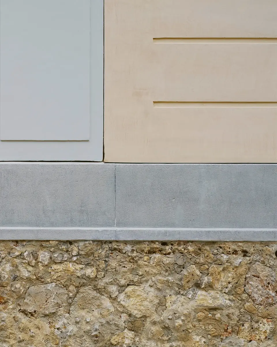 Cabinet architecture Versailles détail ravalement : enduit chaux ocre façade, soubassement rocaille mortier chaux traditionnel, menuiserie bois, collaboration ABF - Antoine de Gironde architecte Versailles 10 rue Fontenay expert patrimoine secteur sauvegardé procédés traditionnels