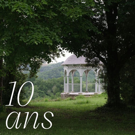 Célébration des 10 ans du cabinet Antoine de Gironde architecte : kiosque en harmonie avec la nature, architecture élégante, structure blanche, vue sur forêt verdoyante, design intemporel, architecture paysagère, patrimoine architectural contemporain - Antoine de Gironde architecte expert en rénovation et design intérieur