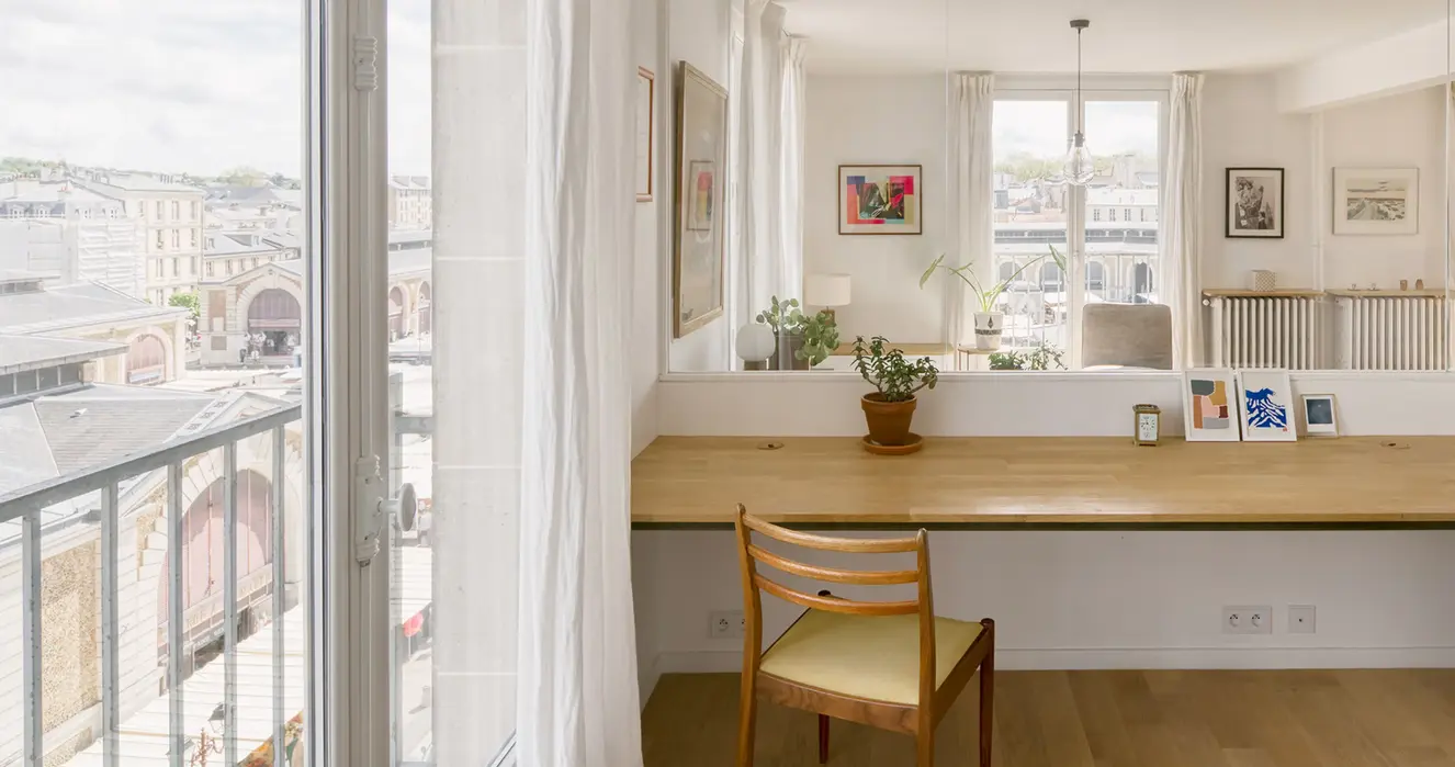 Cabinet architecture Versailles bureau sur mesure loft : bureau bois vue place marché Notre-Dame, grands espaces lumineux, parquet bois, murs blanc - Antoine de Gironde 10 rue Fontenay architecte intérieur Versailles rénovation appartement design contemporain