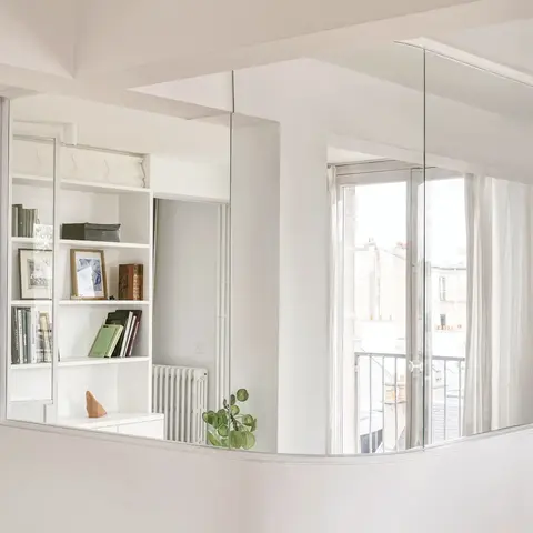 Cabinet architecture intérieur Versailles 500m Château aménagement loft : cloison vitrée cintrée sur mesure séparation bureau salon, bibliothèque, menuiserie bois, murs blanc lumineux - Antoine de Gironde 10 rue Fontenay architecte Versailles rénovation intérieure design contemporain