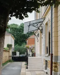 Cabinet architecture Versailles restauration marquise : marquise verre ferronnerie fer forgé restaurée, garde-corps balcon, ravalement façade enduit chaux ocre, menuiserie bois - Antoine de Gironde 10 rue Fontenay architecte Versailles expert patrimoine secteur sauvegardé ferronnier art
