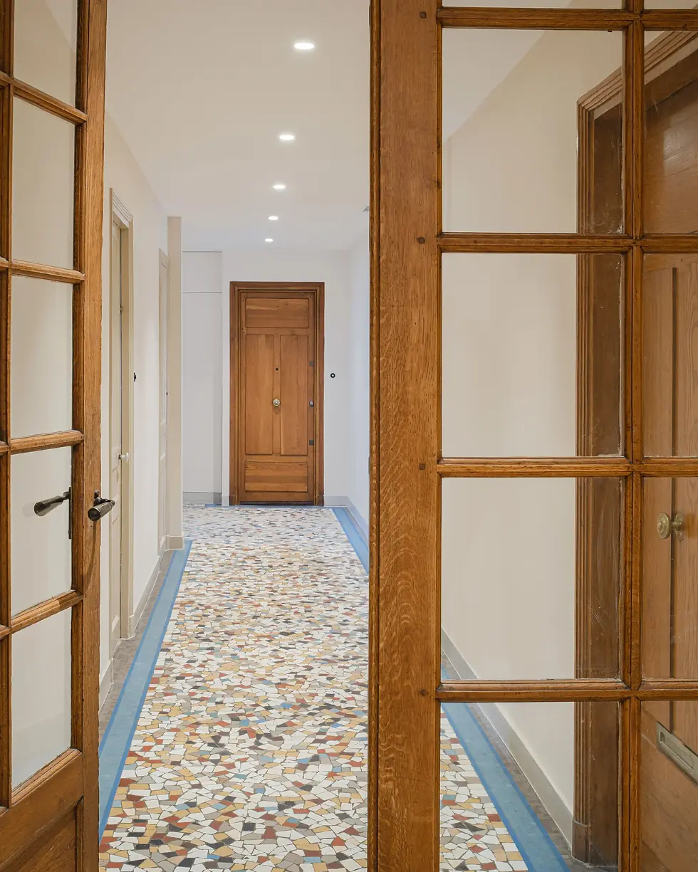 Expertise architecte Versailles pour copropriétaires : hall d’entrée et couloir rénové 41 Boulevard du Roi, carrelage mosaïque coloré traditionnel, portes bois vitrées, éclairage spots encastrés, murs clairs, restauration intérieure cage escalier patrimonial - Antoine de Gironde 10 rue Fontenay Versailles ravalement copropriété
