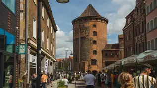 Gdańsk Mystery Tower – en interaktiv resa genom historia och underhållning precis vid floden Motława