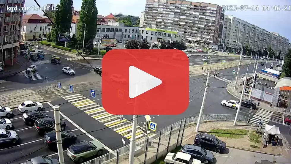 Widok na skrzyżowanie ul. Frunze i ul. 9 kwietnia, od strony wiaduktu