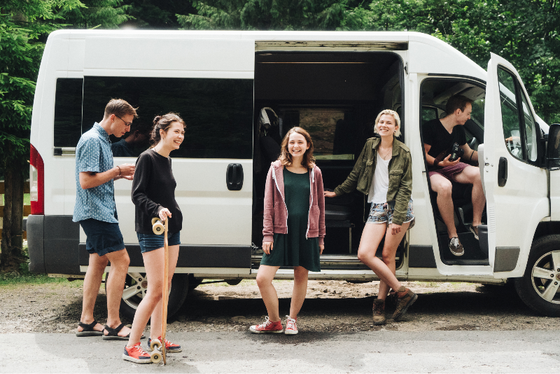 Eine Gruppe Touristen mietete einen Bus