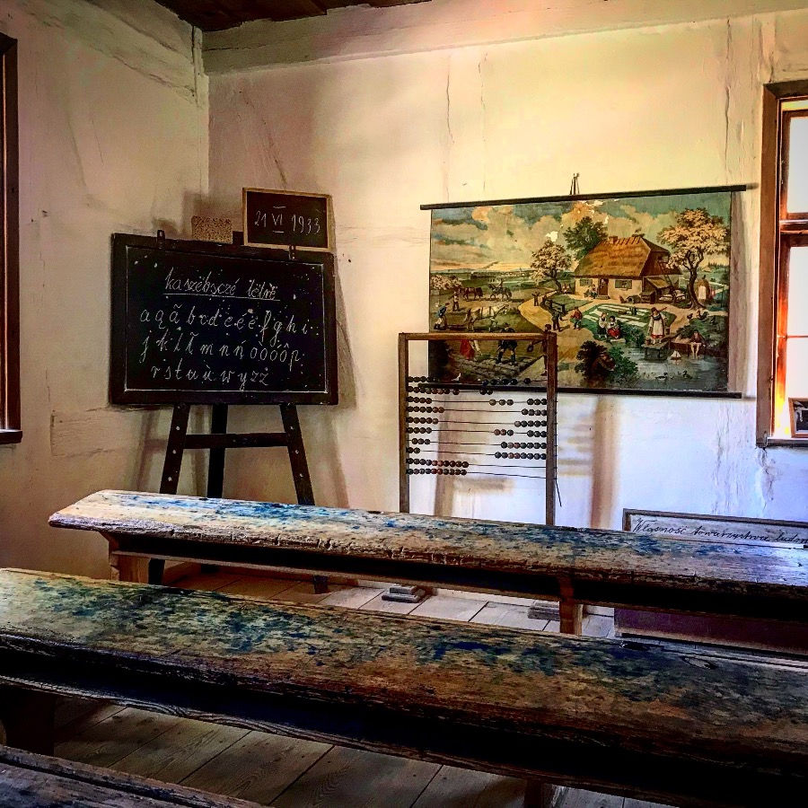 WnÄtrze starej Kaszubskiej szkoĆy