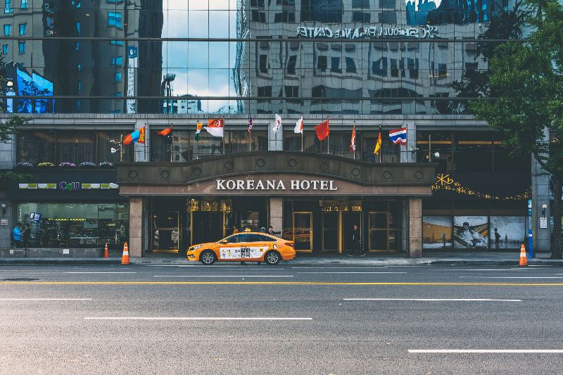 Taksówka stojąca przed hotelem w Korei