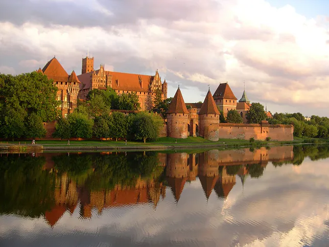 Blick auf die Burg in Malbork bei Sonnenuntergang von der Seite des Nogat aus