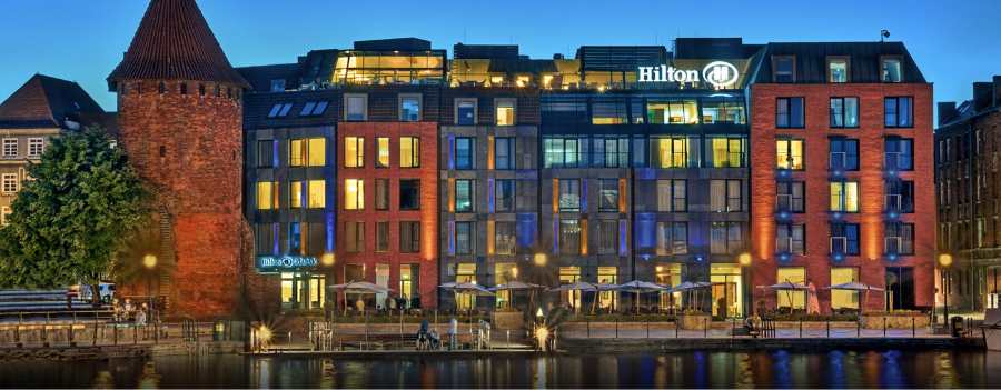 Hilton Hotel Gdansk Old Town vom Fluss Mottlau aus gesehen