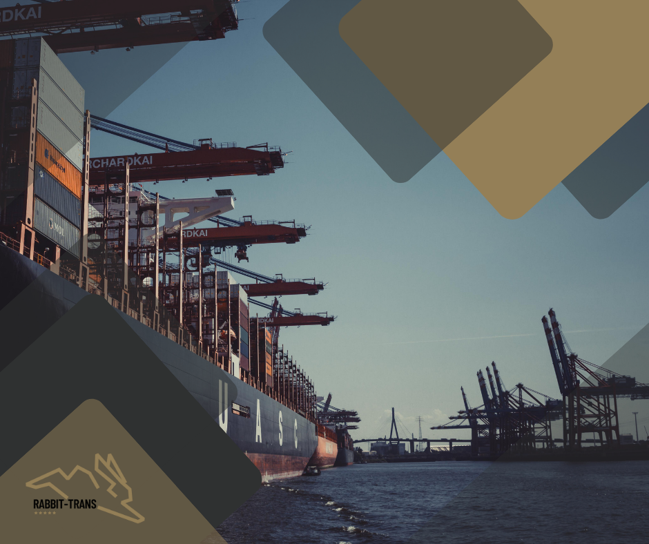 Wielki kontenerowiec typu Panamax rozładowywany w jednym z europejskich terminali kontenerowych