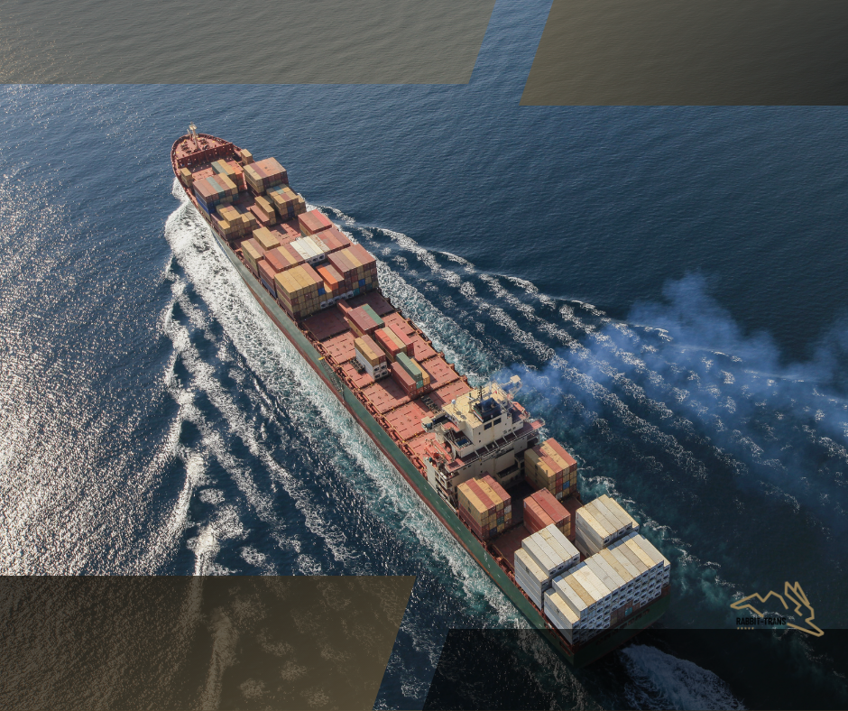Widok z lotu ptaka na statek kontenerowy Panamax zmierzający do Baltic Hub