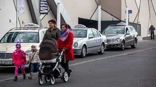 Vem kommer du att anförtro ditt barn till? Historien om förtroende för polska taxichaufförer (2000–2026)