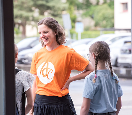 Anrea Allenbach, Geigenlehrerin bei ArtsCademia - Musikschule Bern, spricht mit zwei ihrer Schülerinnen nach dem Schülerkonzert