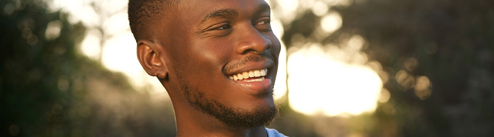Jeune homme heureux